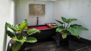 Apartamento Deluxe, vistas al río | Baño | Toallas, jabón, champú y papel higiénico