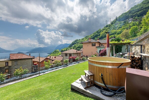 Tina de hidromasaje al aire libre