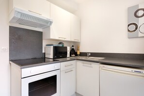Frigorifero, microonde, forno, piano cottura