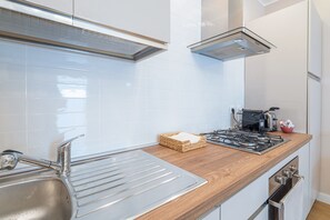 Kjøleskap, ovn, kokeplater og kaffetrakter/tekoker