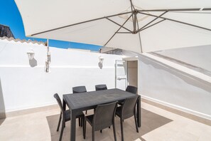 Outdoor dining - Apartment 'Luciana' with Private Terrace, Wi-Fi and Air Conditioning (Siracusa)