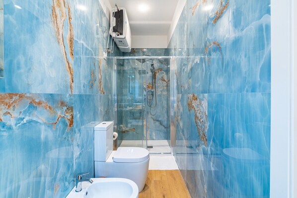 Dusche, Haartrockner, Handtücher