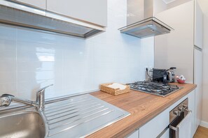 ثلاجة، فرن، موقد طهي مسطح، ماكينة لصنع القهوة/الشاي