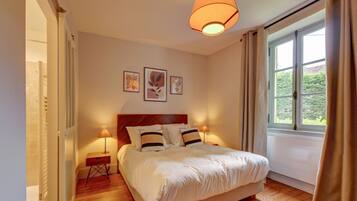 2 bedrooms, desk, travel crib, free WiFi
