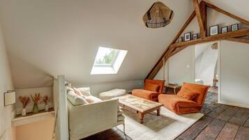 Télévision, cheminée, baby-foot, table de tennis de table