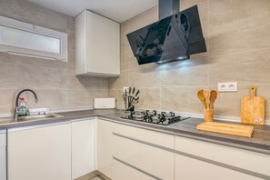 Fridge, microwave, oven, stovetop