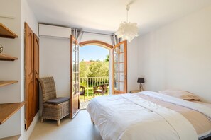 5 bedrooms, iron/ironing board, free WiFi, bed sheets