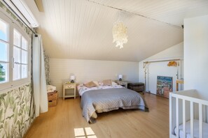 5 bedrooms, iron/ironing board, free WiFi, bed sheets