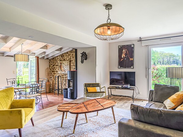 TV, fireplace