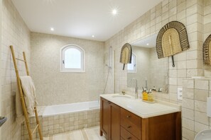 Douche, sèche-cheveux, serviettes fournies