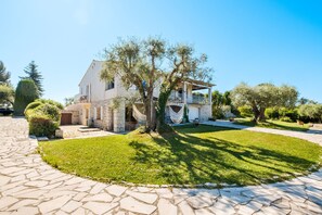 Exterior - Apartment in the magnificent Mas des Serens with mountain views, Wi-Fi, and air conditioning (La Gaude)
