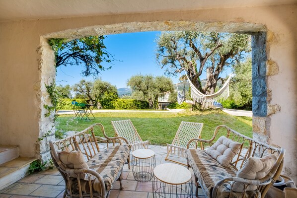 Terrace/patio - Apartment in the magnificent Mas des Serens with mountain views, Wi-Fi, and air conditioning (La Gaude)