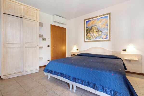 1 bedroom, free WiFi, bed sheets, wheelchair access - Room 'Hotel Laguna Economy 1' with Shared Terrace, Wi-Fi and Air Conditioning (San Zeno di Montagna)