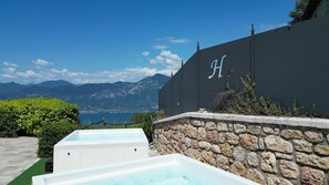 Outdoor spa tub - Room 'Laguna Depandance Suite 1' with Shared Terrace, Wi-Fi and Air Conditioning (San Zeno di Montagna)