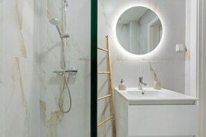 Ducha, secador de pelo y toallas