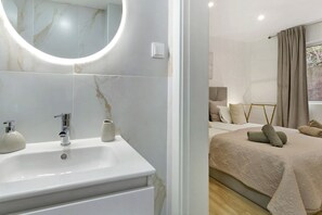 Ducha, secador de pelo y toallas