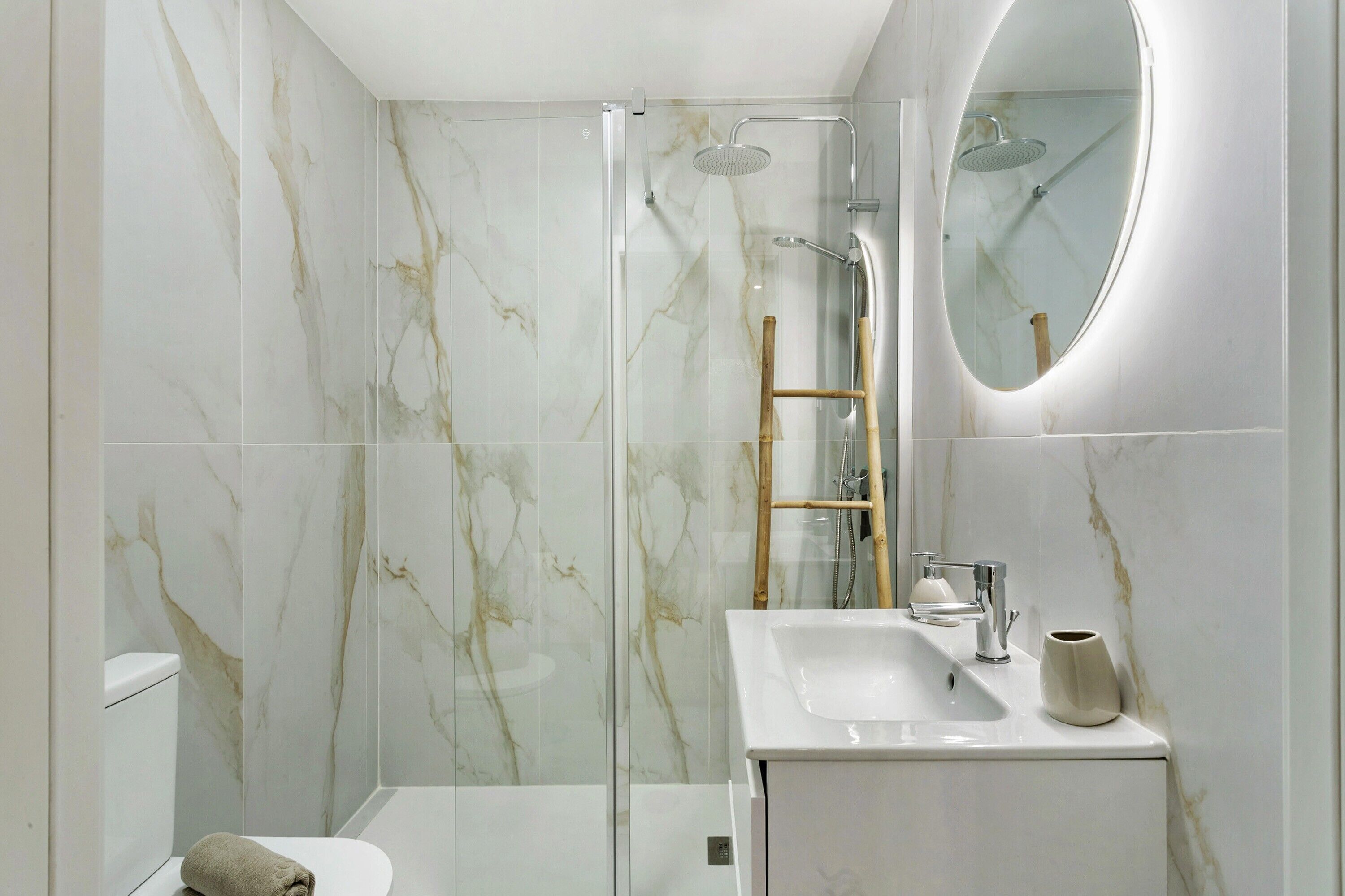 Een douche, een haardroger, handdoeken