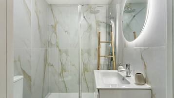 Een douche, een haardroger, handdoeken