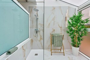 シャワー、ヘアドライヤー、タオル