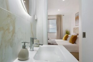 Ducha, secador de pelo y toallas