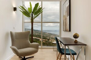 Interior - 'View Suite' Room with Mountain View, Wi-Fi and Air Conditioning (Gaula)