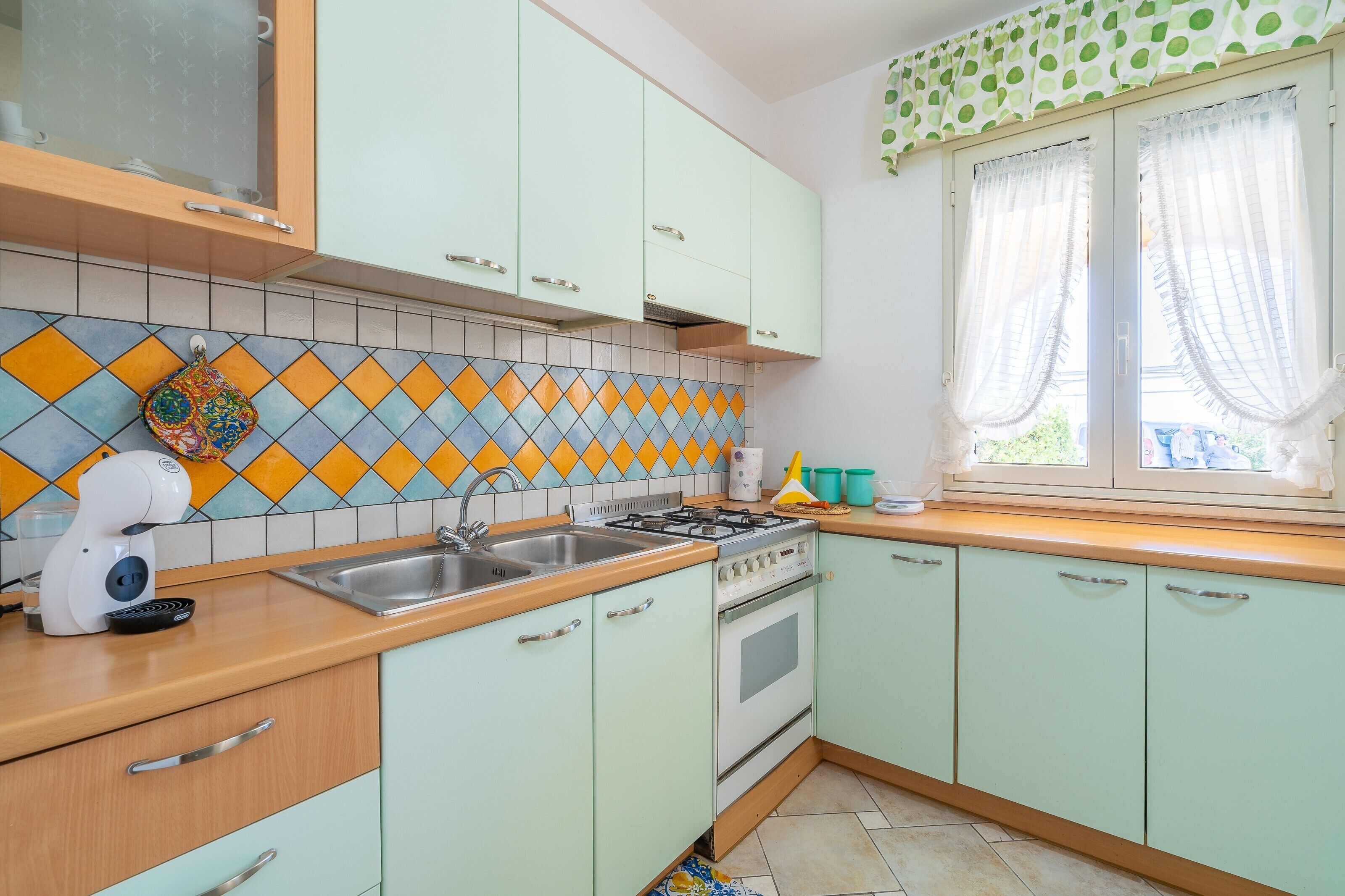 Frigorifero, microonde, forno, piano cottura