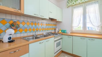 Frigorifero, microonde, forno, piano cottura