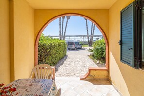 Outdoor dining - Apartment 'Lorenzo' with Sea View, Wi-Fi and Air Conditioning (Marzamemi)