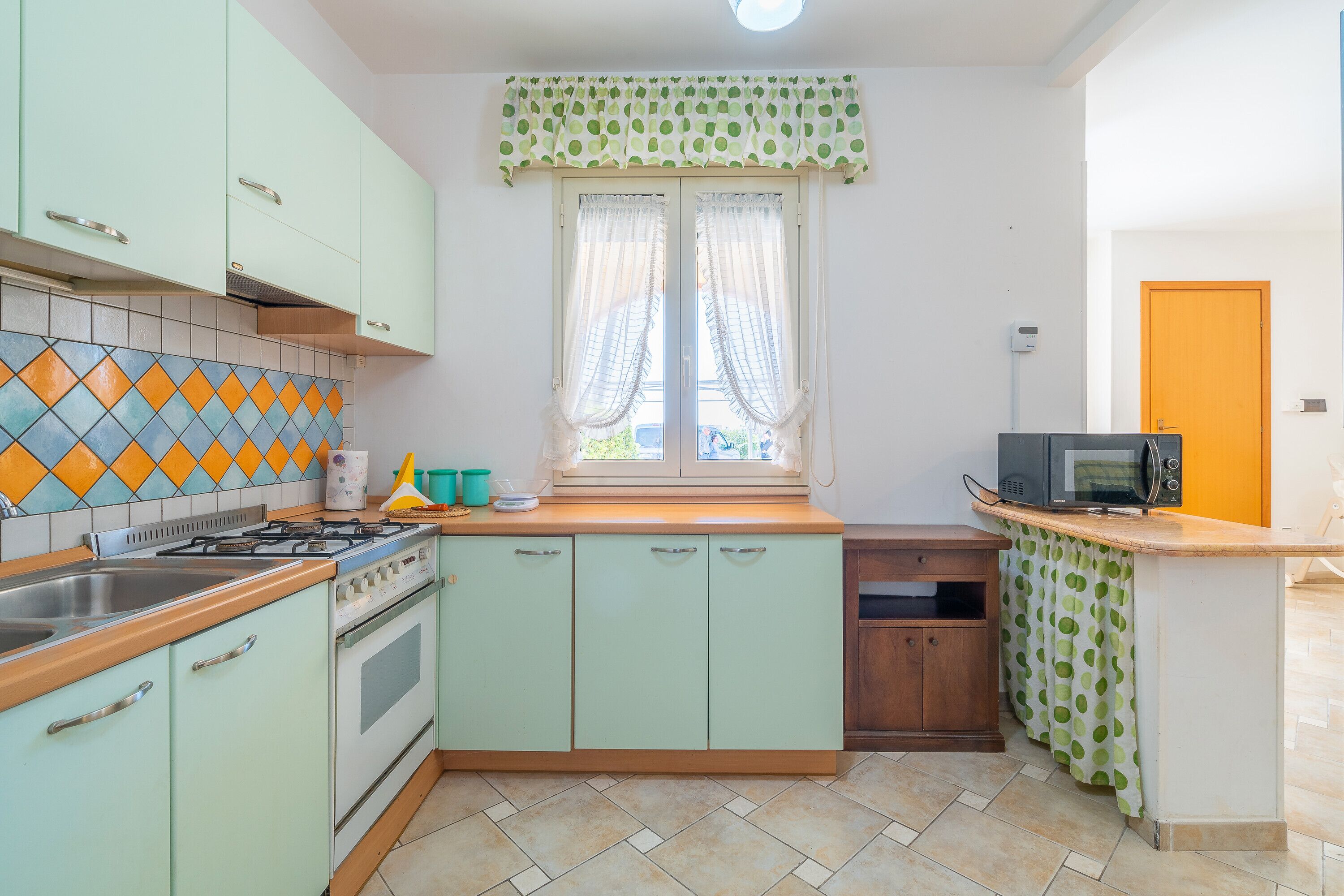 Frigorífico, microondas, horno y placa de cocina