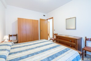 2 bedrooms, iron/ironing board, free WiFi, bed sheets - Apartment 'Lorenzo' with Sea View, Wi-Fi and Air Conditioning (Marzamemi)