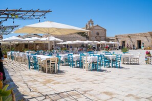 Outdoor dining - Apartment 'Lorenzo' with Sea View, Wi-Fi and Air Conditioning (Marzamemi)