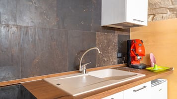 Jääkaappi, liesi, kahvin-/teenkeitin, vedenkeitin