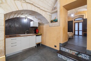 Fridge, stovetop, coffee/tea maker, electric kettle - Apartment 'Dammuso 3cirniechi' with Wi-Fi and Air Conditioning (Ragusa)