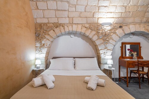 Apartment 'Dammuso 3cirniechi' with Wi-Fi and Air Conditioning