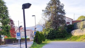 Een grindpad, een lantaarn en een parkeersbord.