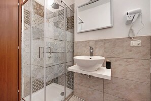 Een douche, een haardroger, handdoeken