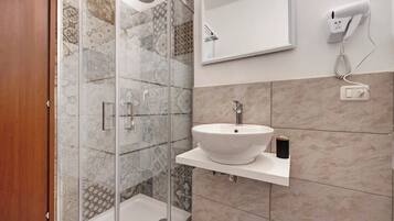 Douche, sèche-cheveux, serviettes fournies