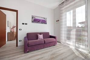 TV - Room 'Rosa' with Shared Terrace, Balcony and Wi-Fi (Fabbrica Durini)
