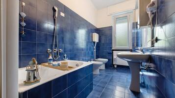 Dusche, Haartrockner, Handtücher