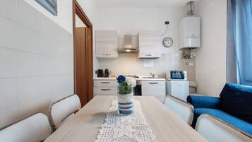 Frigorifero, microonde, forno, piano cottura