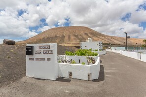 A white building with a sign reading 'Finca Juan Martín' and 'Ctra Uga-Yalza.' - 'Juan Martin' with Mountain View, Wi-Fi and Air Conditioning (Uga)