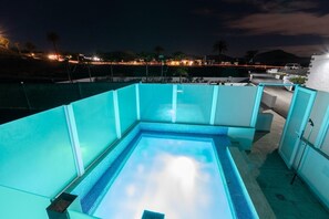A rooftop pool with clear blue water, surrounded by white walls and glass railings. - 'Juan Martin' with Mountain View, Wi-Fi and Air Conditioning (Uga)