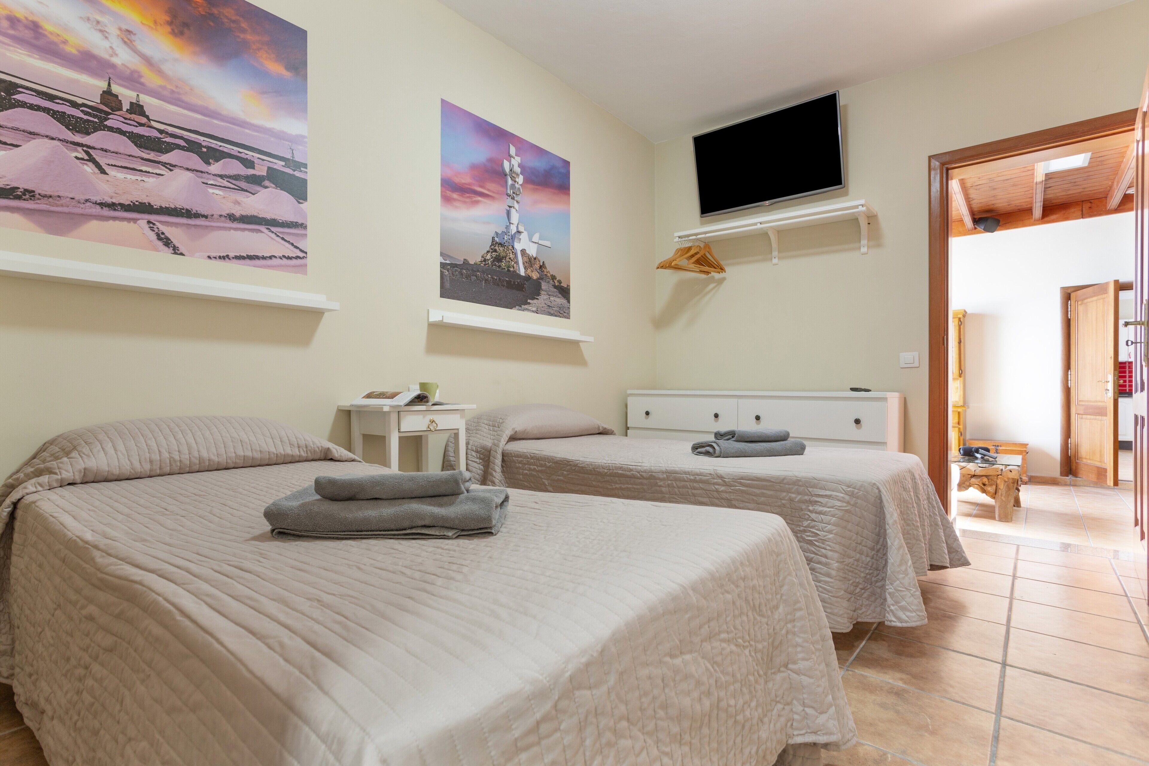 3 dormitorios, tabla de planchar con plancha, wifi gratis y ropa de cama