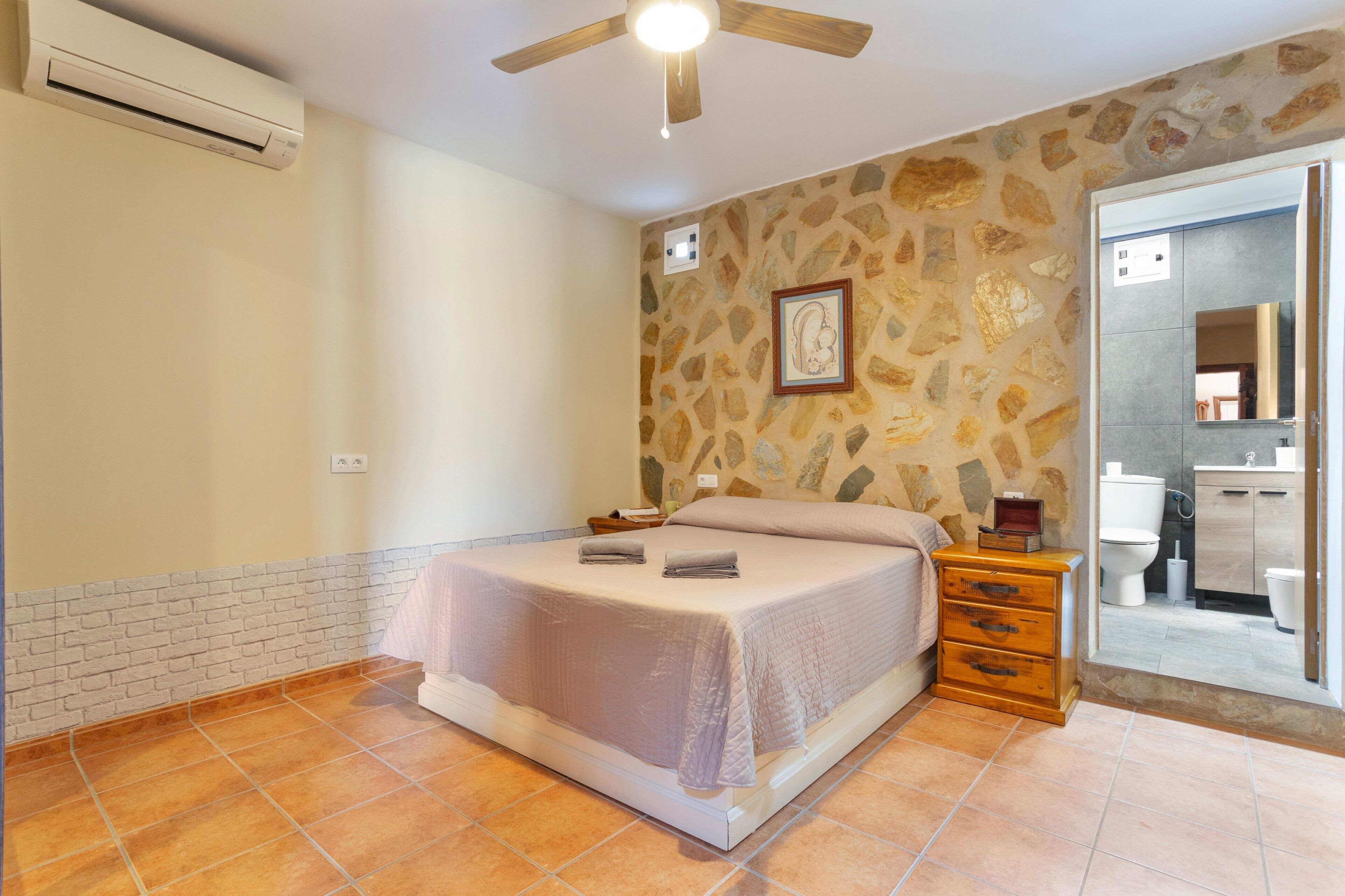 3 bedrooms, iron/ironing board, free WiFi, bed sheets