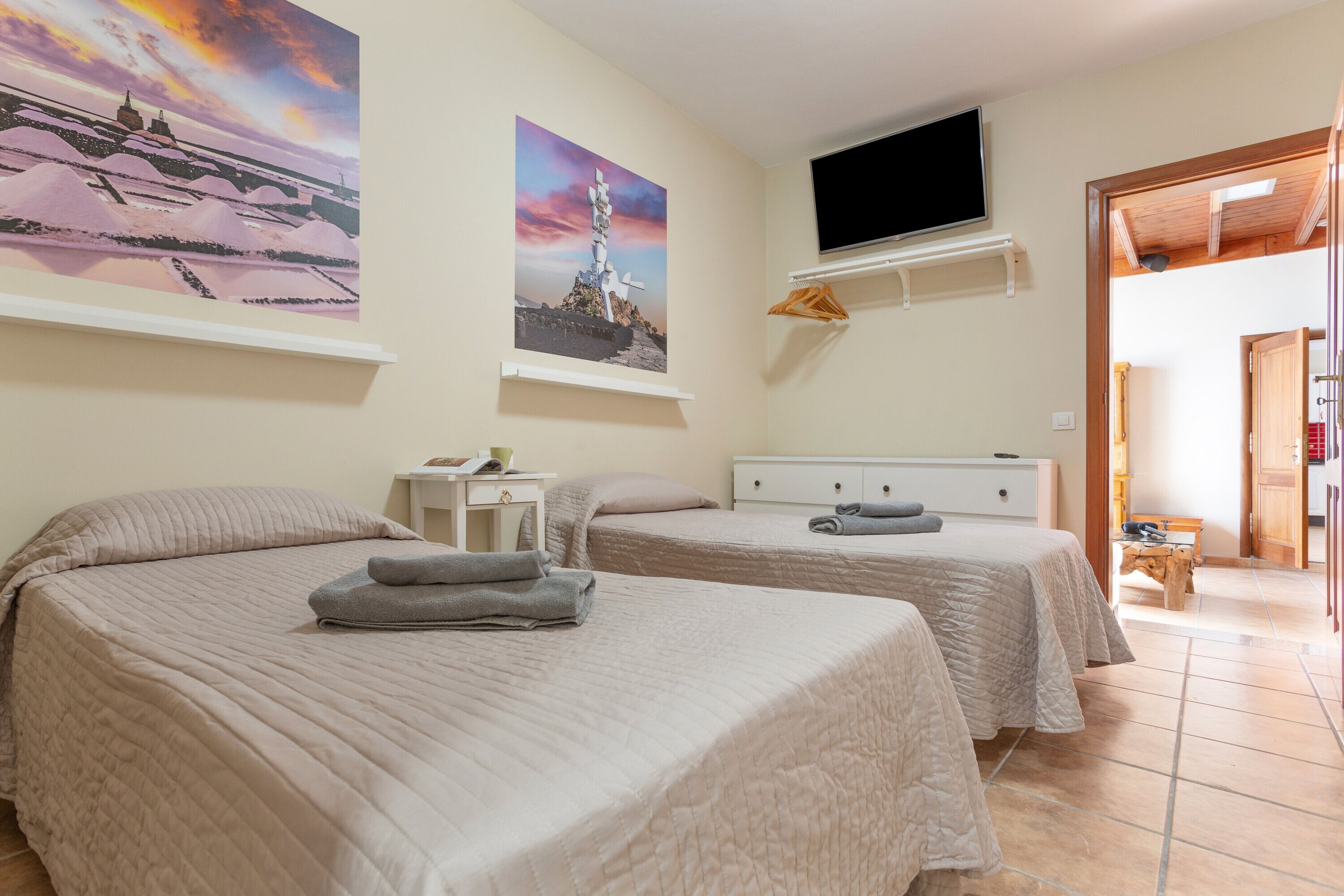 3 slaapkamers, een strijkplank/strijkijzer, gratis wifi, beddengoed