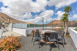 Outdoor dining - 'Juan Martin' with Mountain View, Wi-Fi and Air Conditioning (Uga)