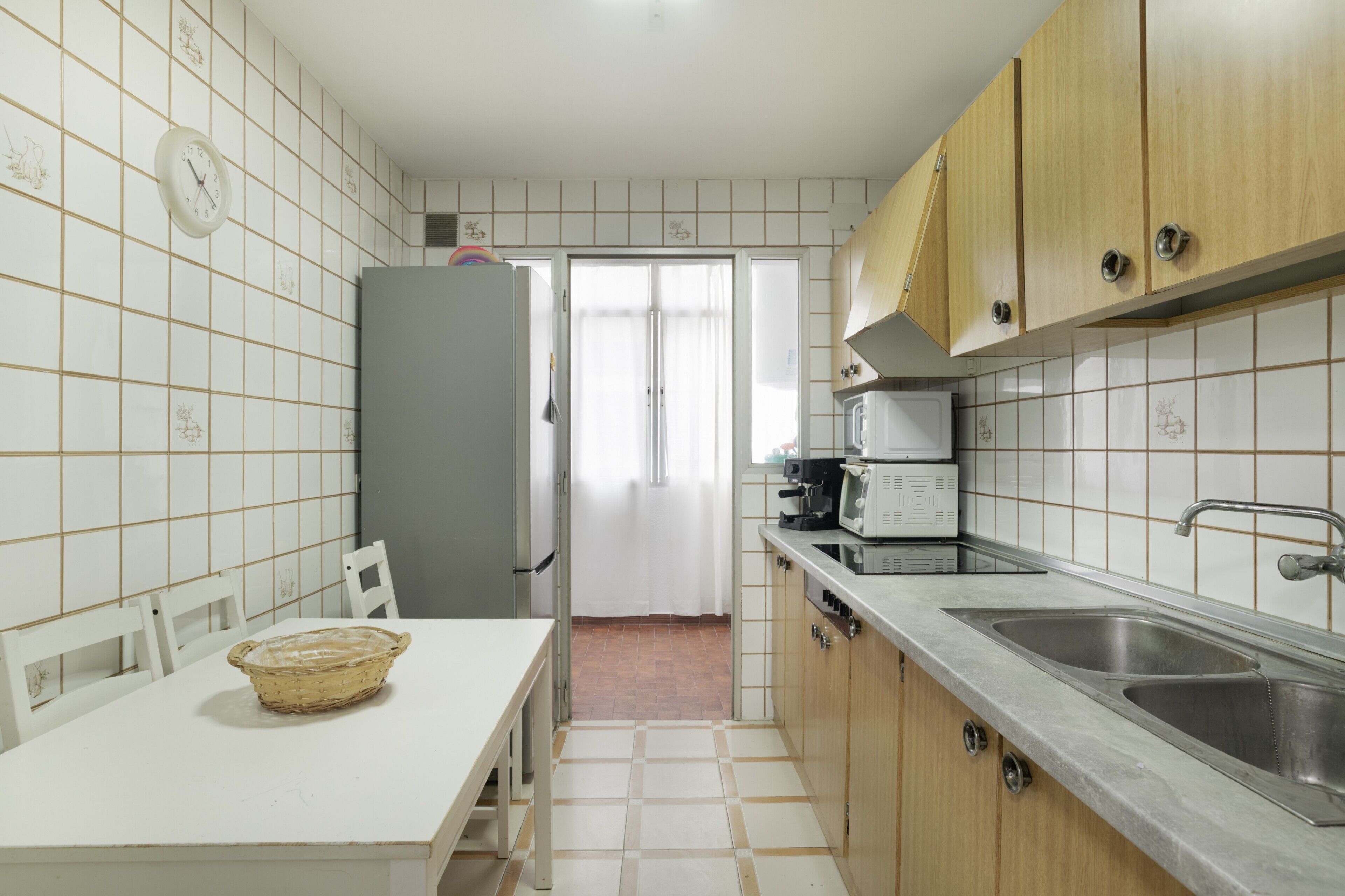 Frigorífico, microondas, horno y placa de cocina