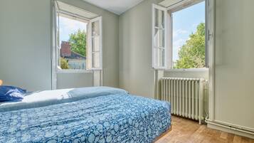 3 slaapkamers, een strijkplank/strijkijzer, gratis wifi, beddengoed