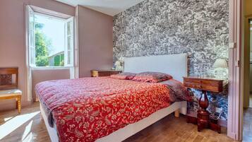 3 slaapkamers, een strijkplank/strijkijzer, gratis wifi, beddengoed