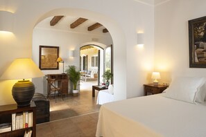 6 عدّة غرف نوم ومكواة/لوح كي وخدمة الإنترنت وملاءات أسرّة